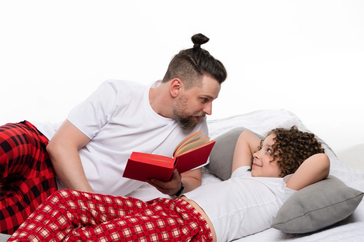 Couple en pyjama pantalon écossais