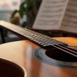 Comment utiliser un capodastre pour faciliter le jeu de guitare ? découvrez comment utiliser un capodastre pour simplifier votre expérience de jeu à la guitare. apprenez des astuces pratiques et des conseils pour exploiter pleinement cet accessoire indispensable et améliorer votre capacité à jouer une variété de morceaux.