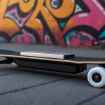 découvrez l'élément clé qui permet de stocker l'énergie dans un skateboard électrique. cet article explore les batteries, leur fonctionnement et leur impact sur les performances de votre skate, afin de vous guider dans votre choix et votre quotidien de glisseur.