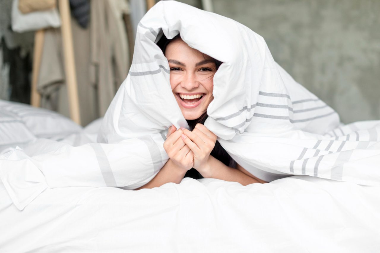 femme sous la couette