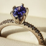 Reconnaître un bijou ancien de valeur dans un héritage familial close-up-jewelry-hallmark705mf