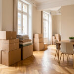 Solutions pour gagner de la place à Paris lors d’un déménagement Appartement parisien lumineux en cours de déménagement, avec des cartons soigneusement rangés et du mobilier compact dans une ambiance organisée.